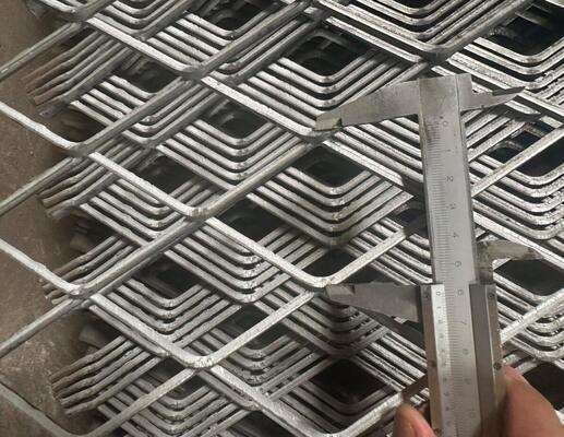 ডায়মন্ড গর্ত আকৃতির প্রসারিত ধাতব জাল 0.5-6.0 মিমি বেধ সমতল পৃষ্ঠ প্রসাধন জন্য